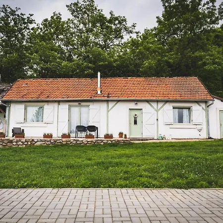 Ferde Es Vendeghaz Apartment